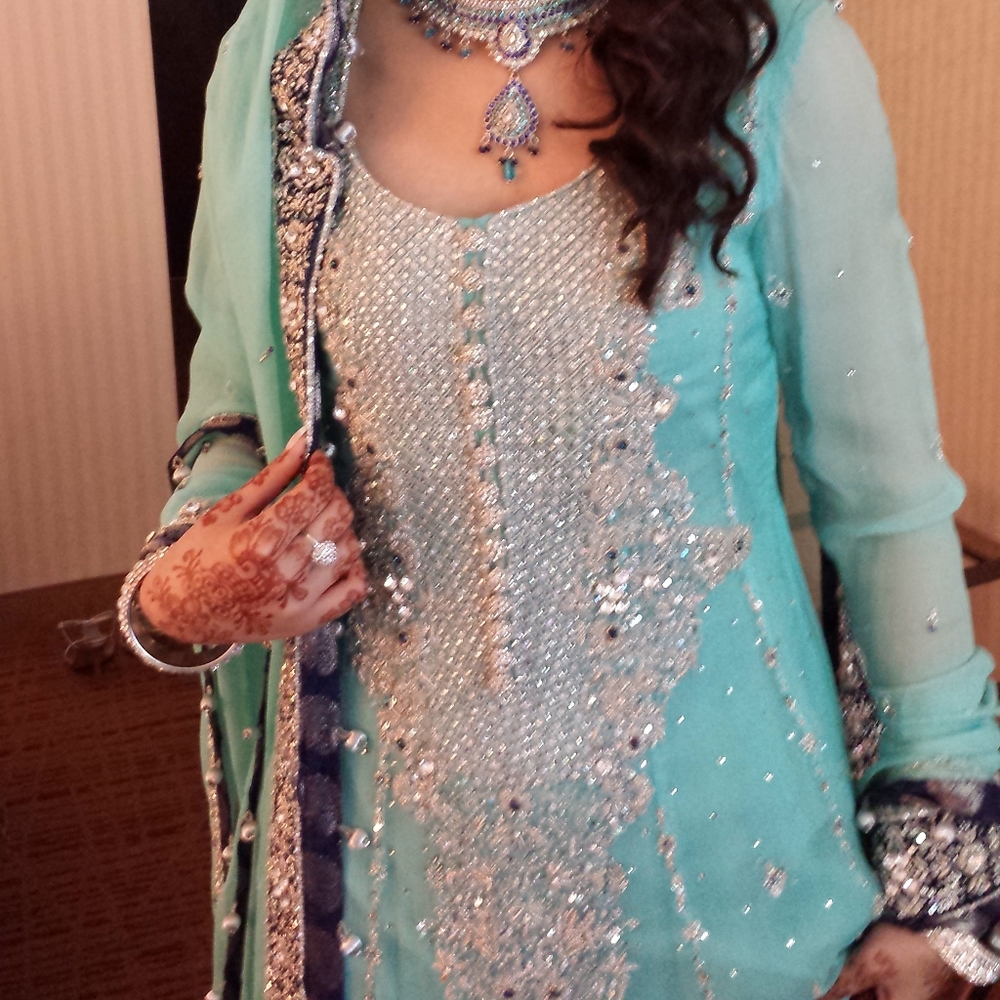 Beautiful Pakistani Bridal outfit with heavy dupatta ACCEPTING OFFERS